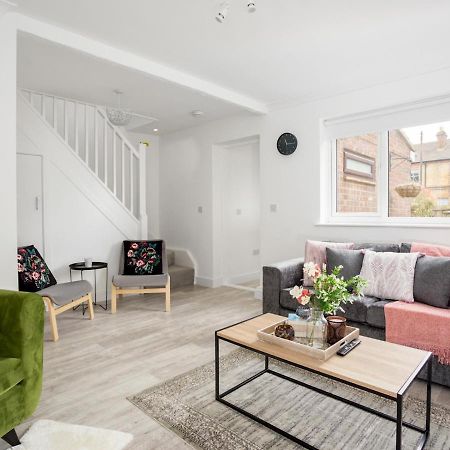 Pass The Keys Spacious And Very Modern Family Home, Central Виндзор Экстерьер фото
