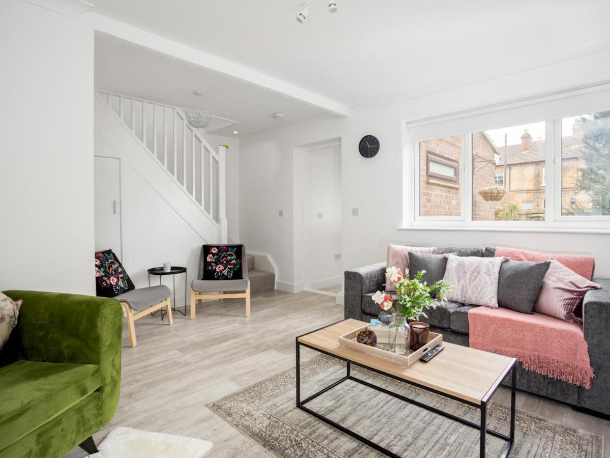 Pass The Keys Spacious And Very Modern Family Home, Central Виндзор Экстерьер фото